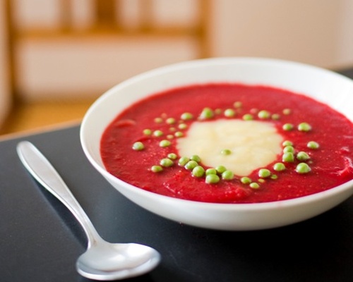 Rote Bete-Fenchel-Suppe mit herzhafter Apfelcreme