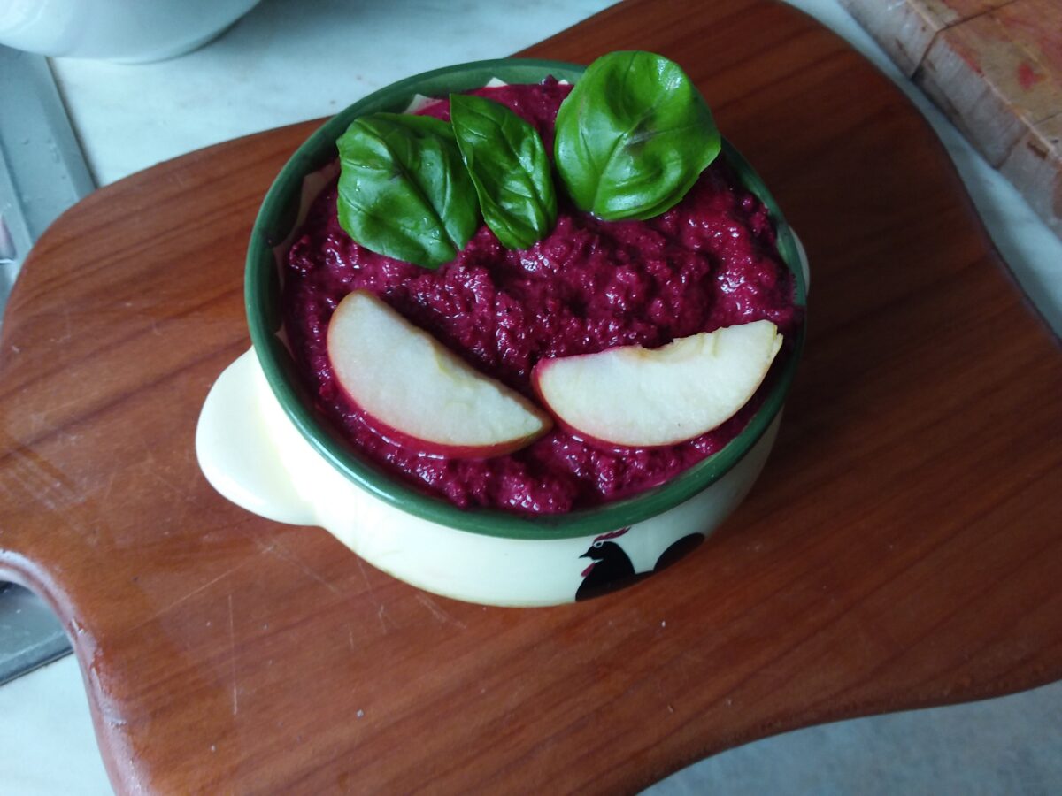 Rote Beete-Apfel-Aufstrich mit Sonnenblumenkernen (vegan)